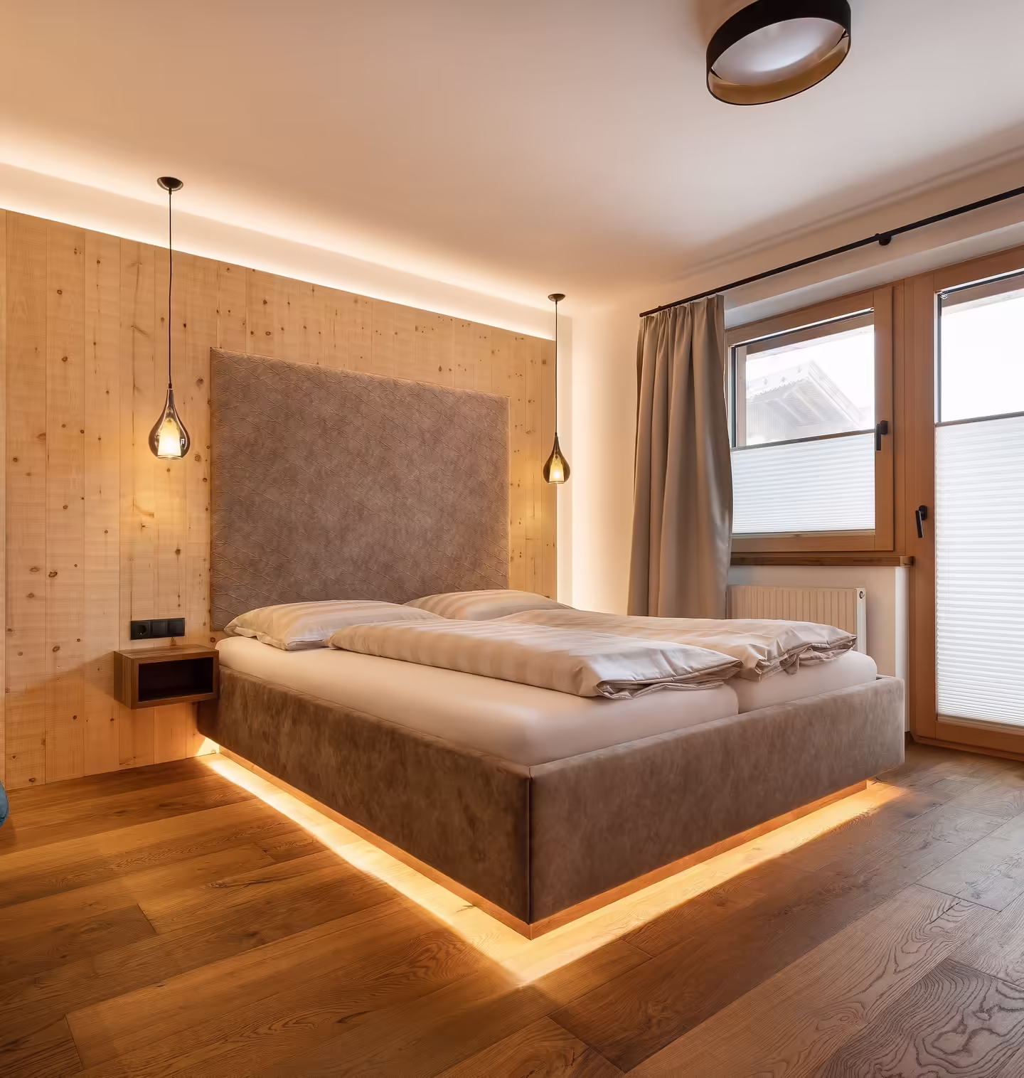 Modernes Doppelbett in braun mit zwei Fenstern und Zirben Holz Front