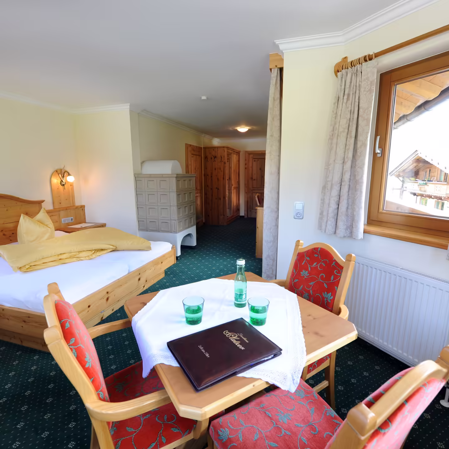 Große Suite mit Erker, Sitzecke, und großem Doppelbett mit Kachelofen