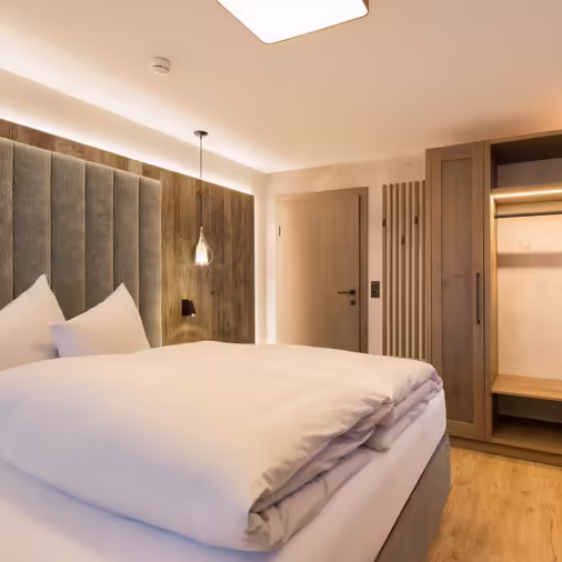 Boxspringbett mit kleiner Garderobe in modernem braun / grau Stil