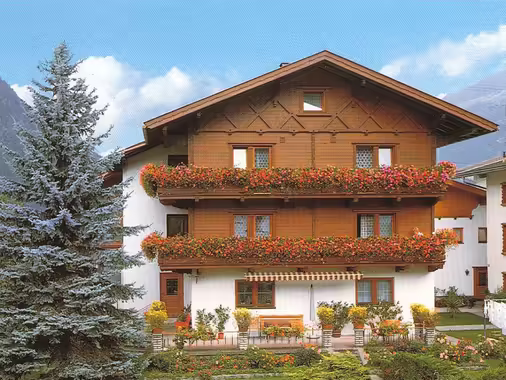 Landhaus Platzer von vorne Fotografiert in Farbe